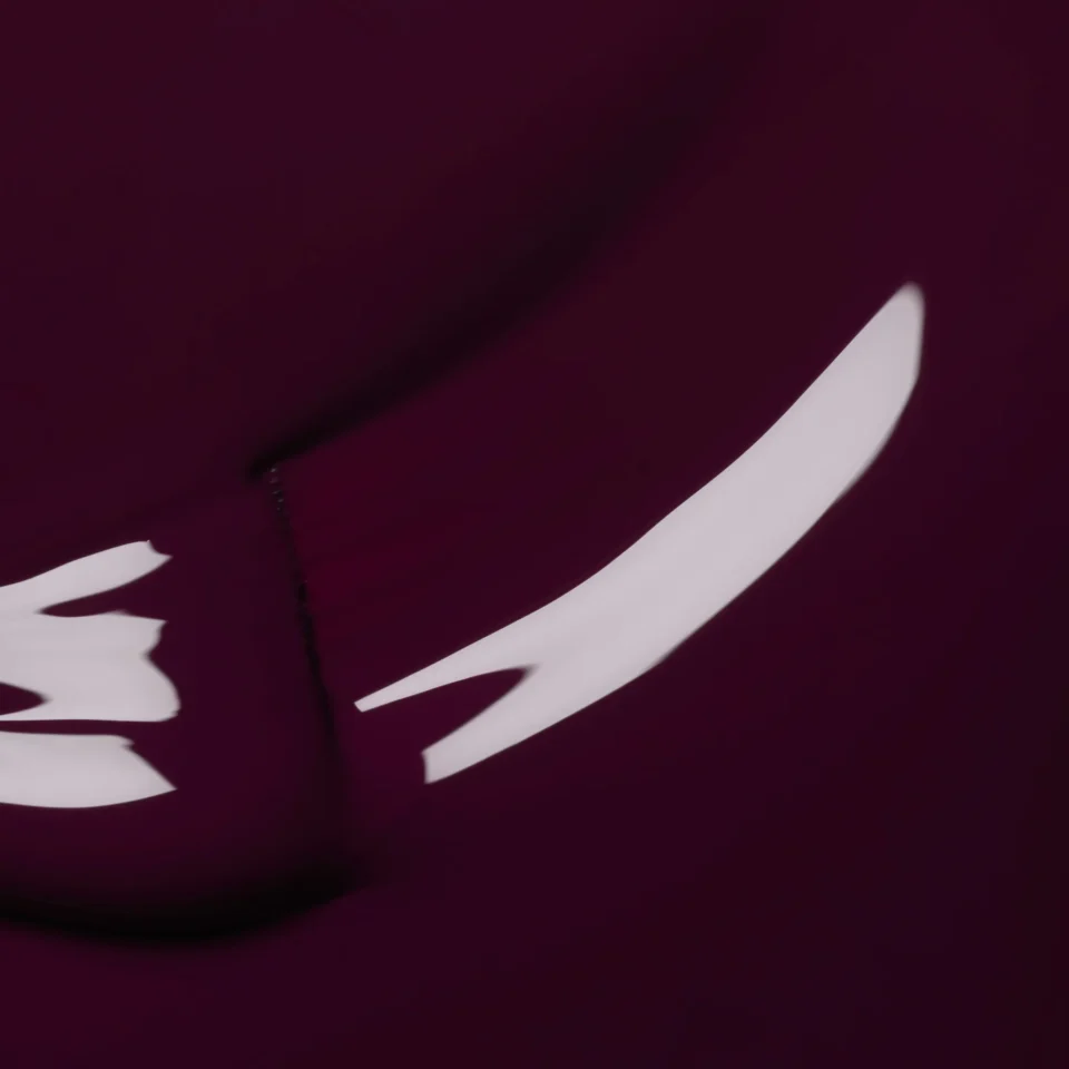 Nagų lako Manucurist Aubergine tekstūra- gili baklažano spalva