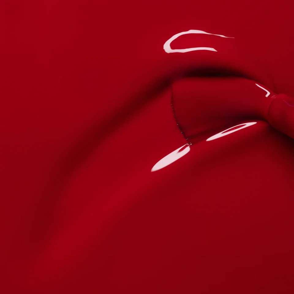 Manucurist Dark Dahlia nagų lakas, tekstūra sodriai raudonas.