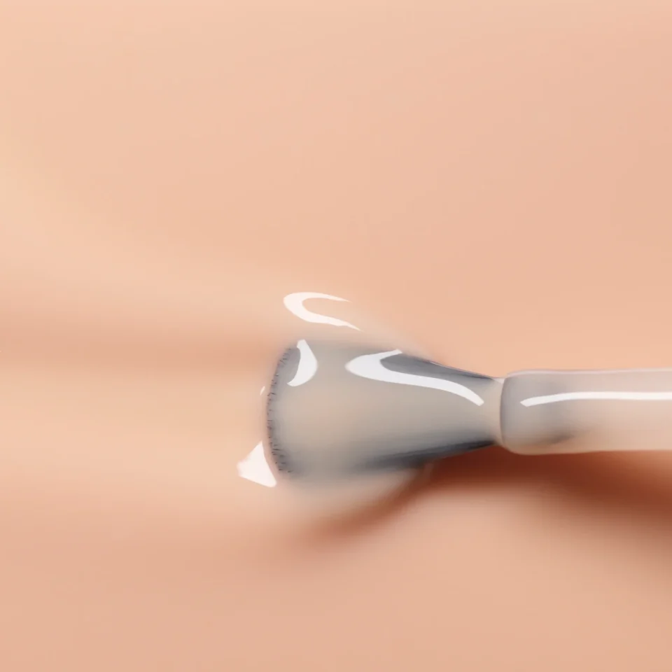 Green Beige nagų lako tekstūra – švelnus smėlinis atspalvis, dengiamas plačiu teptuku lygiam ir natūraliam rezultatui