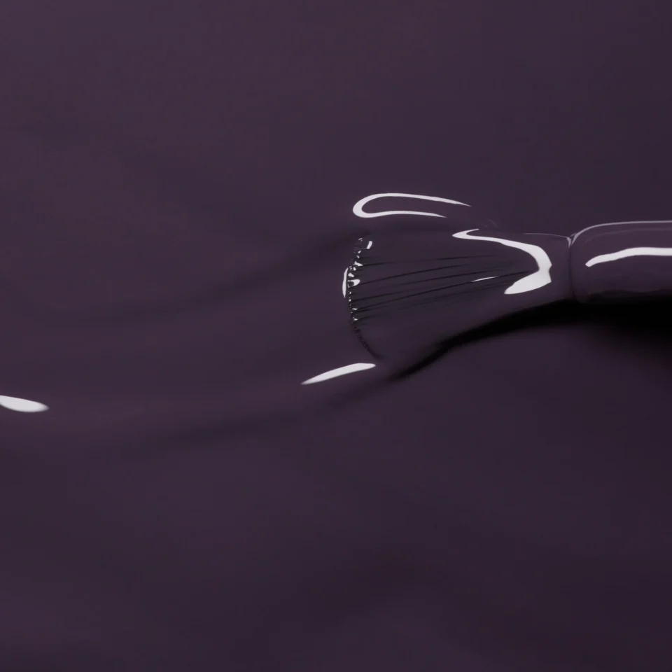 Nagų lako Manucurist Queen of Night tekstūra- gilaus nakties atspalvio lašas su teptuku