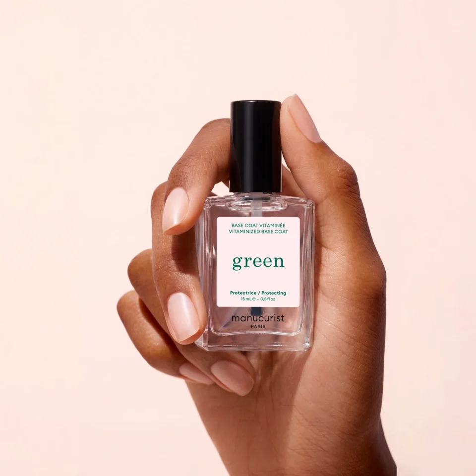 Manucurist Vitaminised Base Coat Green™ nagų lako pagrindas rankoje