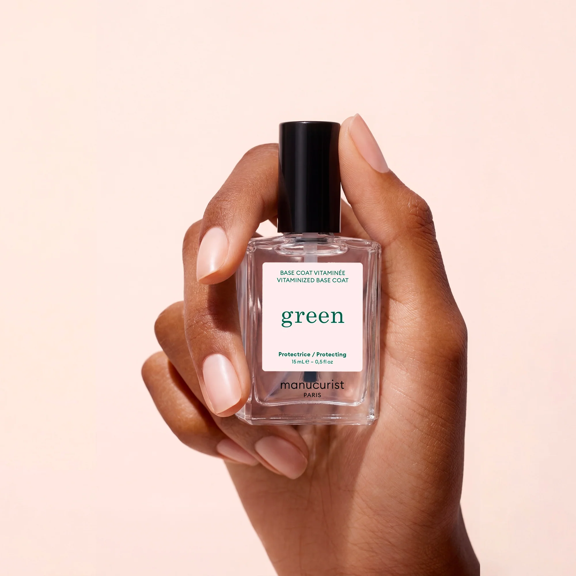 Manucurist Vitaminised Base Coat Green™ nagų lako pagrindas rankoje