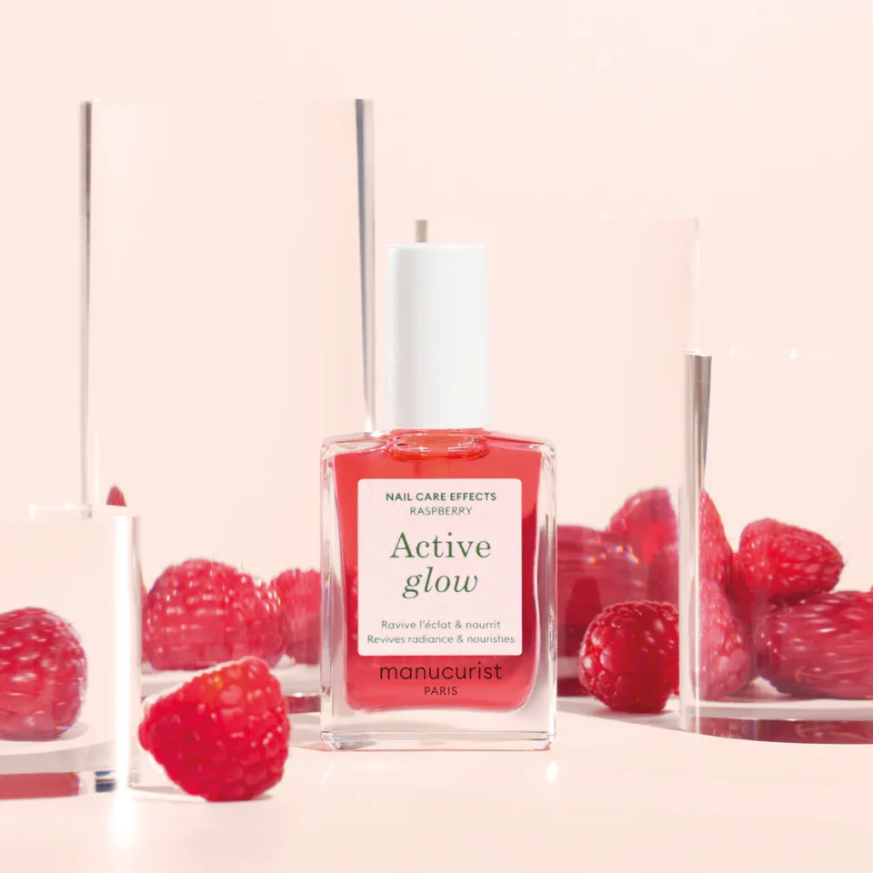 Manucurist Active Glow Raspberry- elegantiškas buteliukas tarp stiklinių detalių