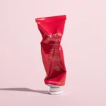 Ekologiškas rankų kremas Rose Nouvelle – Manucurist, rožinė tūbelė ant šviesaus fono