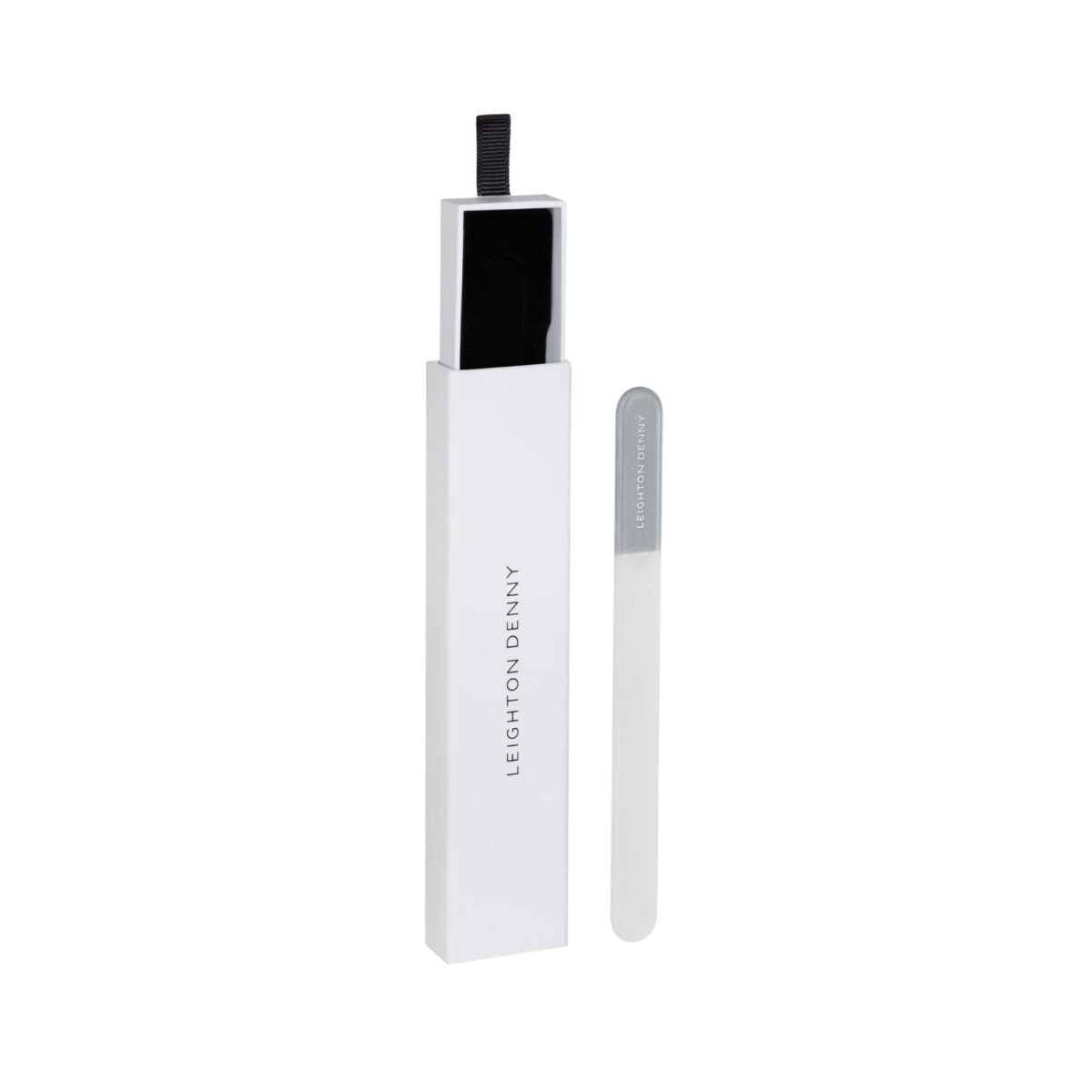 Kristalinė dildė baltame dėkle – Leighton Denny Crystal Nail File dėžutėje