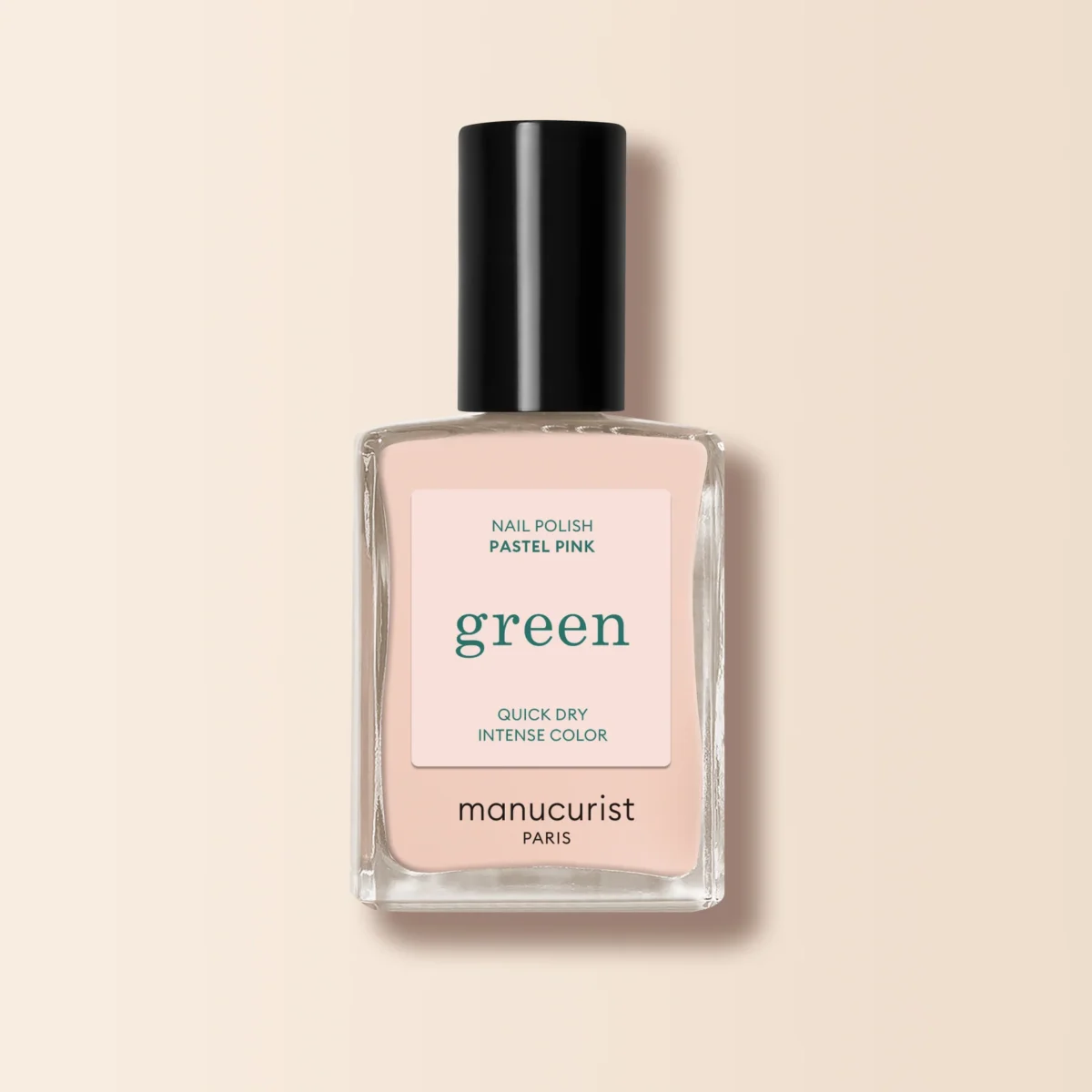 „Manucurist Green“ ekologiškas nagų lakas šviesiai rožinės spalvos, pastatytas ant šviesaus fono.