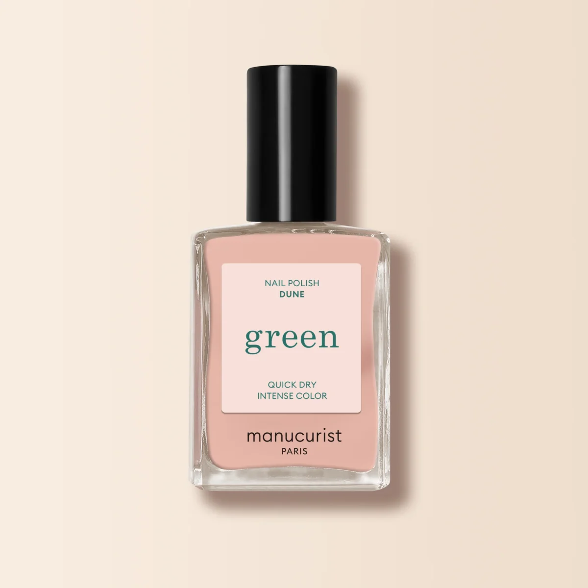 „Manucurist Green“ nagų lakas šviesiai rožinės spalvos, pastatytas ant šviesaus fono.