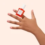 Nagai su Active Glow™ Cranberry – natūralus koralinis atspalvis ant nagų