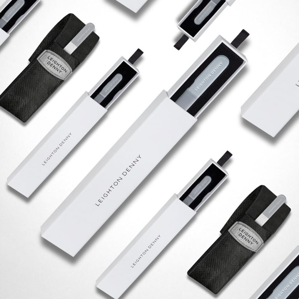 Kristaliniu dildziu rinkinys su dekliuku leighton denny