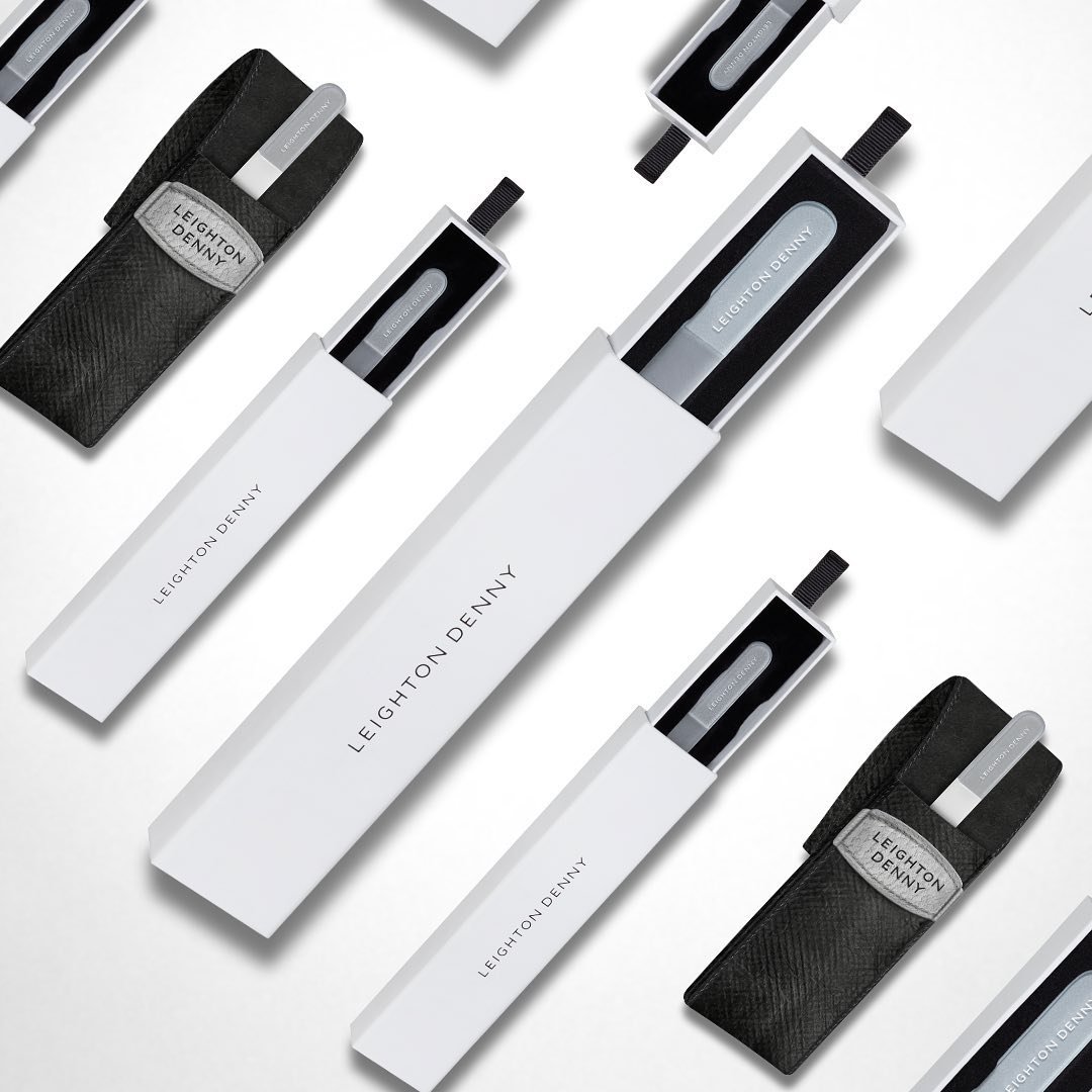 Kristaliniu dildziu rinkinys su dekliuku leighton denny