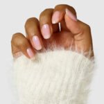 Nagų lakas Nail Illuminator Blush Pink ant natūralių trumpų nagų, švelniai rausvas atspalvis