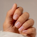Natūralūs nagai su Nail Illuminator Blush Pink, subtilus rausvas švytėjimas