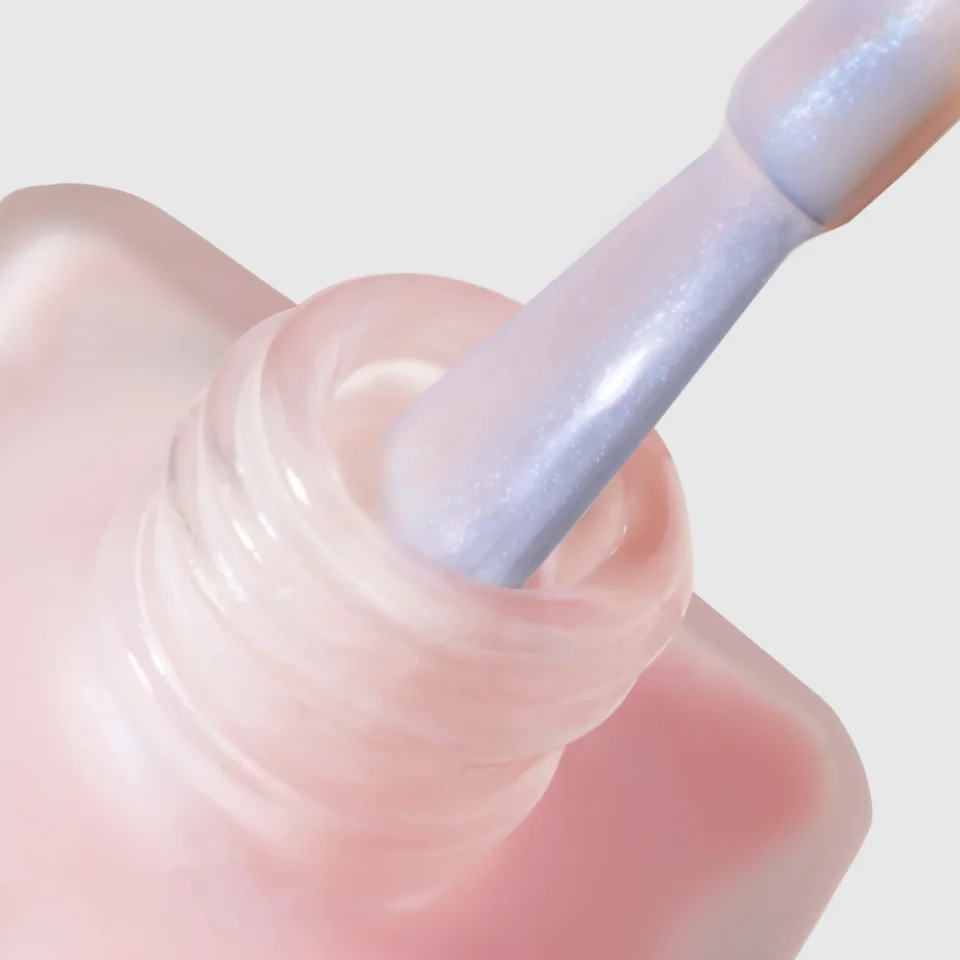 Šepetėlis su Nail Illuminator Blush Pink laku, pusiau permatomas rožinis atspalvis su švelniu perlamutru