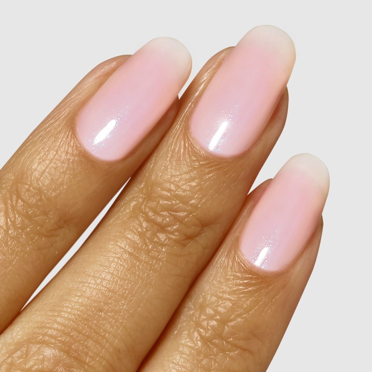 Nagai su Nail Illuminator Blush Pink laku, sveikai švytintis rausvas atspalvis ant natūralių nagų