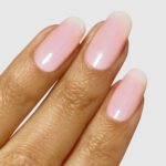 Nagai su Nail Illuminator Blush Pink laku, sveikai švytintis rausvas atspalvis ant natūralių nagų