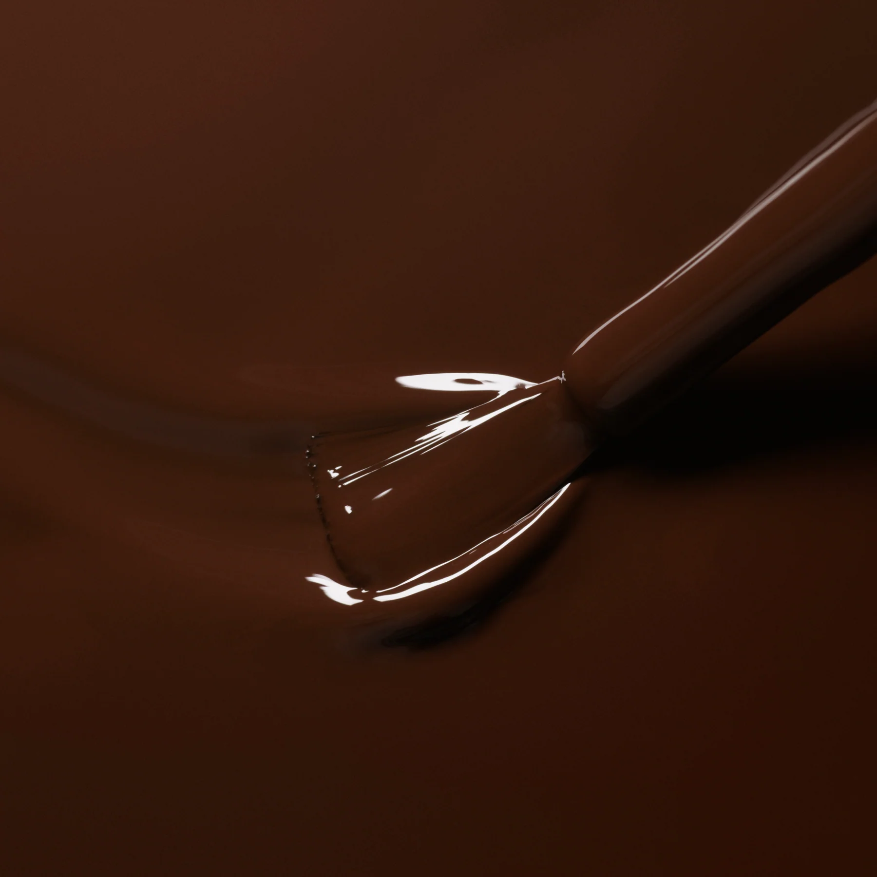 Nagų lako Manucurist Clove tekstūra- sodrus rudos spalvos lašas su teptuku