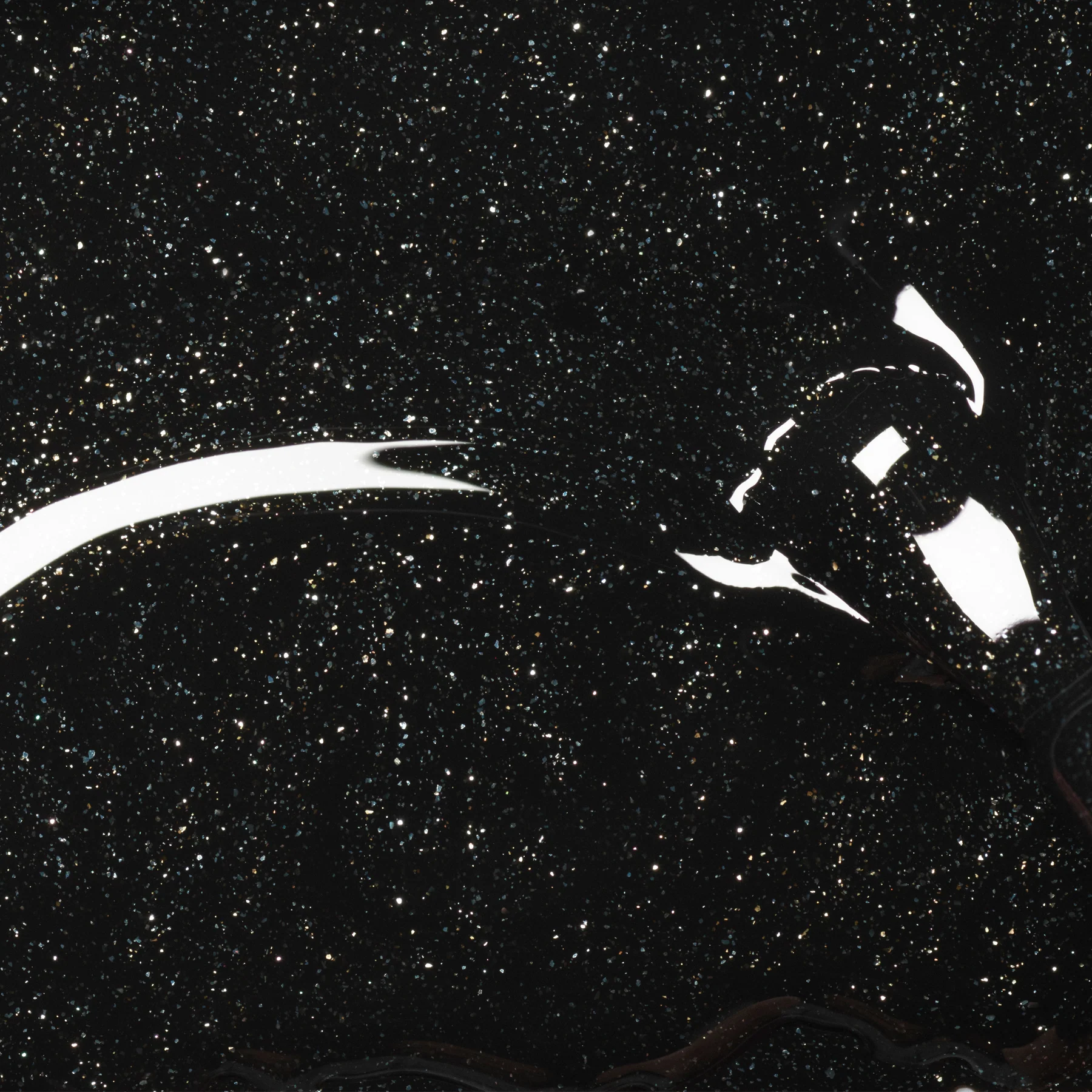 Nagų lako manucurist Sparks tekstūra - juodas pagrindas su sidabriniais blizgučiais