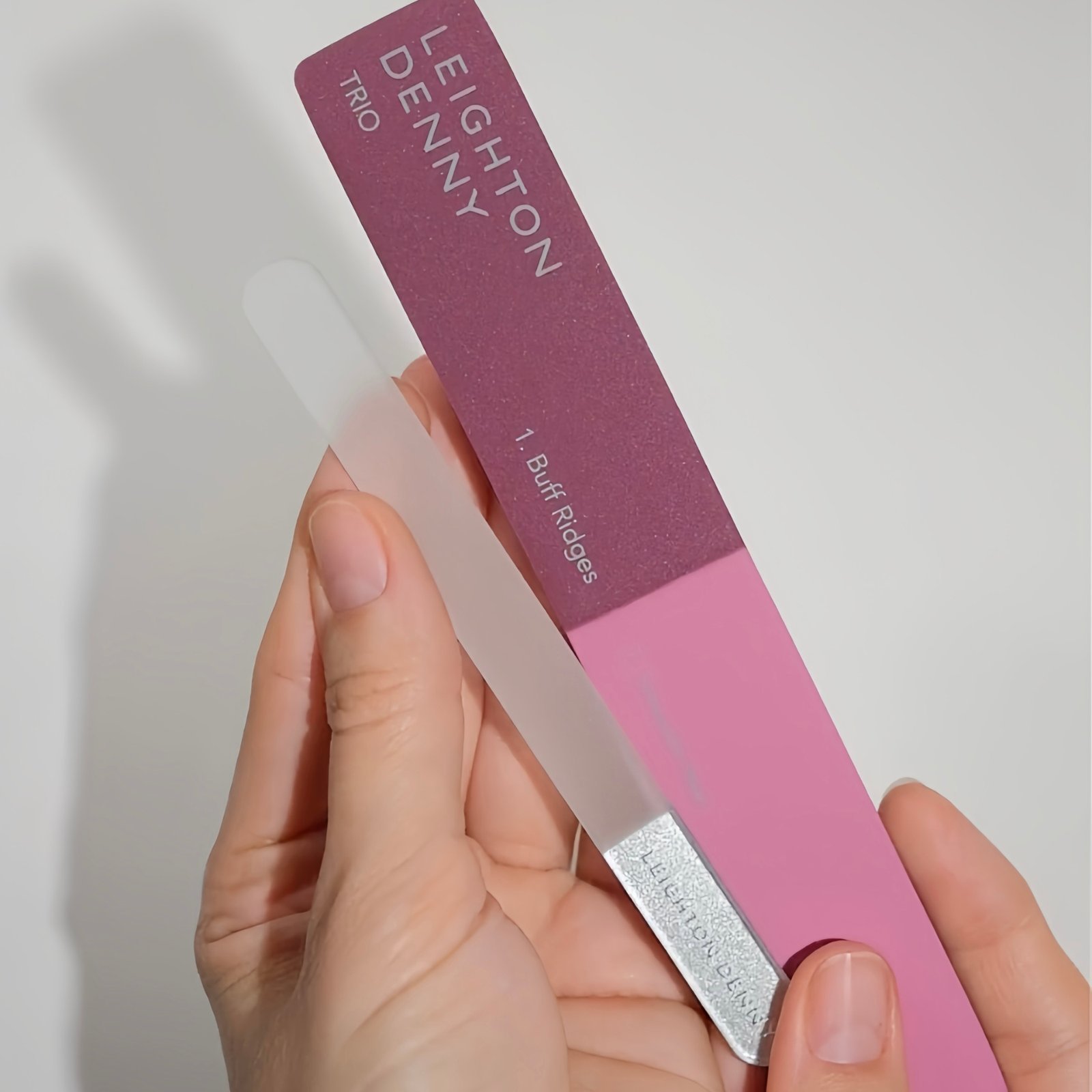 Dildė rankoje – Leighton Denny Shape & Shine dildė naudojimo metu