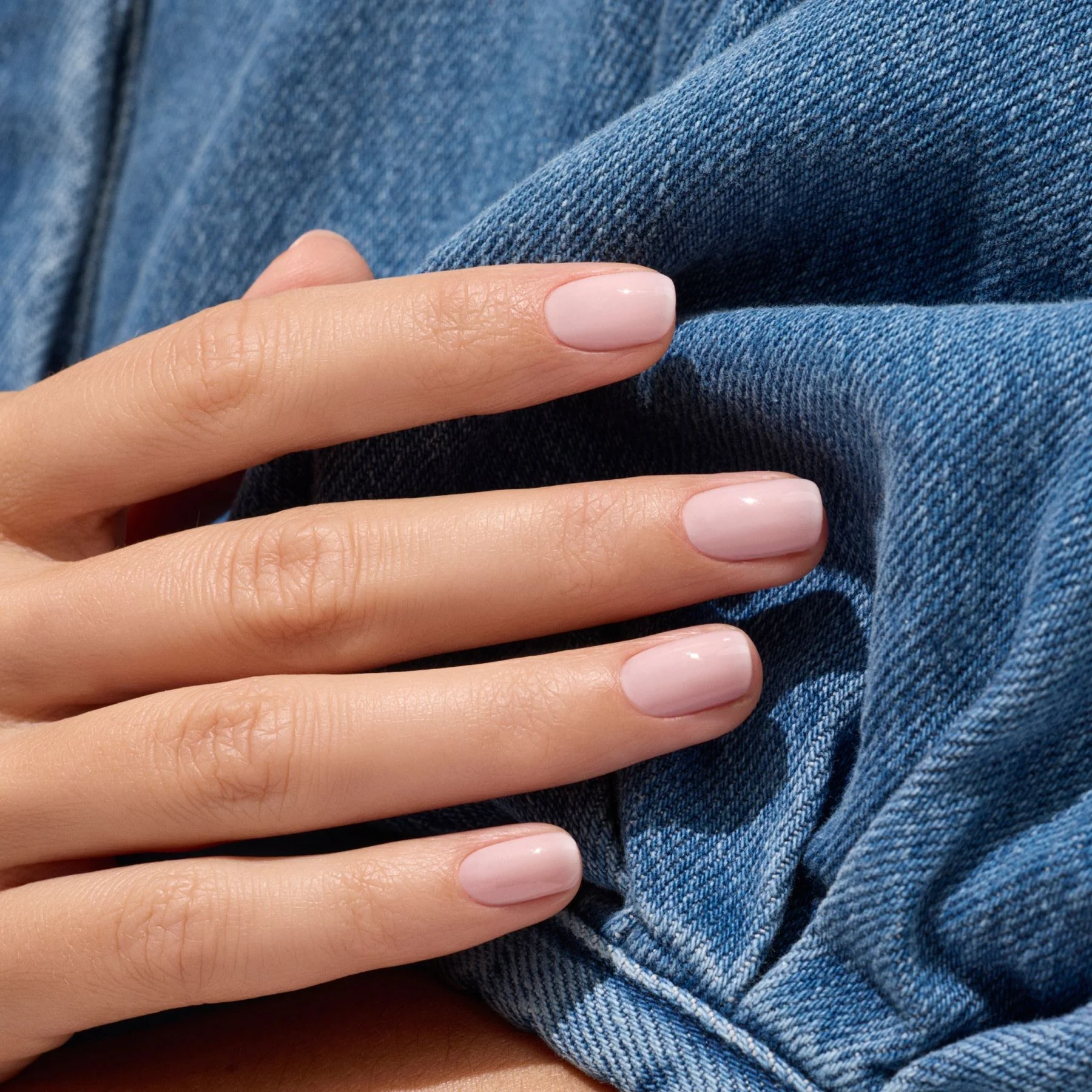 pieniškai rožinis nagų lakas Milky Pink ant nagų