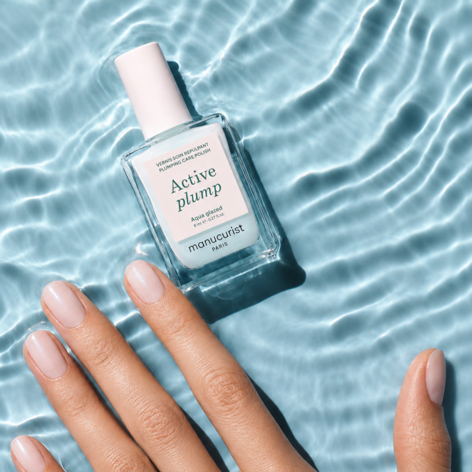 Manucurist Active Plump Aqua Glazed nagų stipriklis su melsvais šviesos atspindžiais
